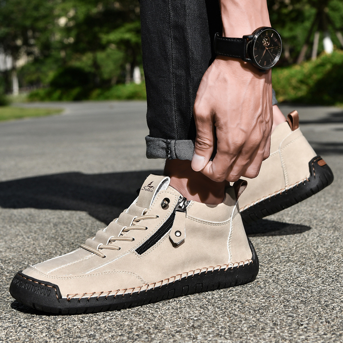Chaussure nubuck sable zippée, vue de côté portée avec semelle noire crantée
