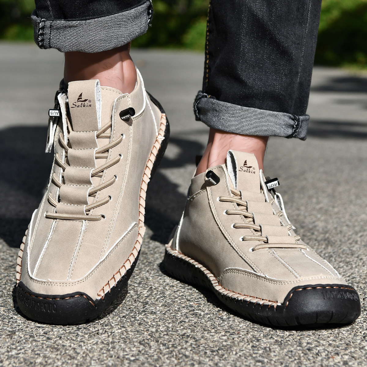 Paire de chaussures nubuck sable zippées, lacets et empiècements contrastés