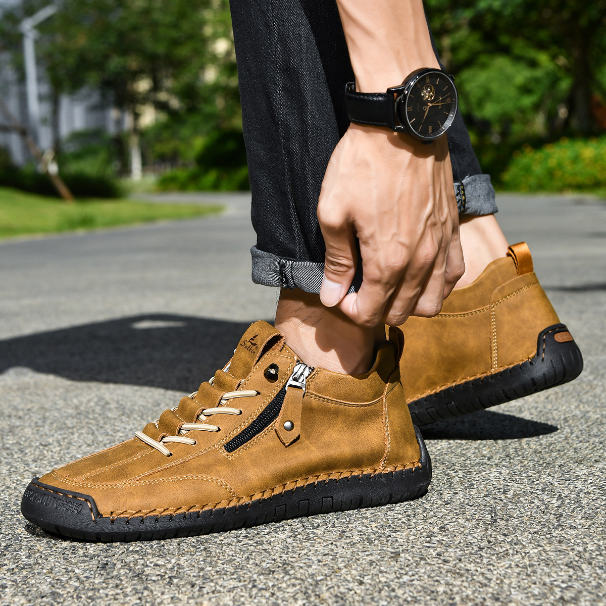 Chaussures homme en nubuck marron zippées, lacets et semelle crantée noire