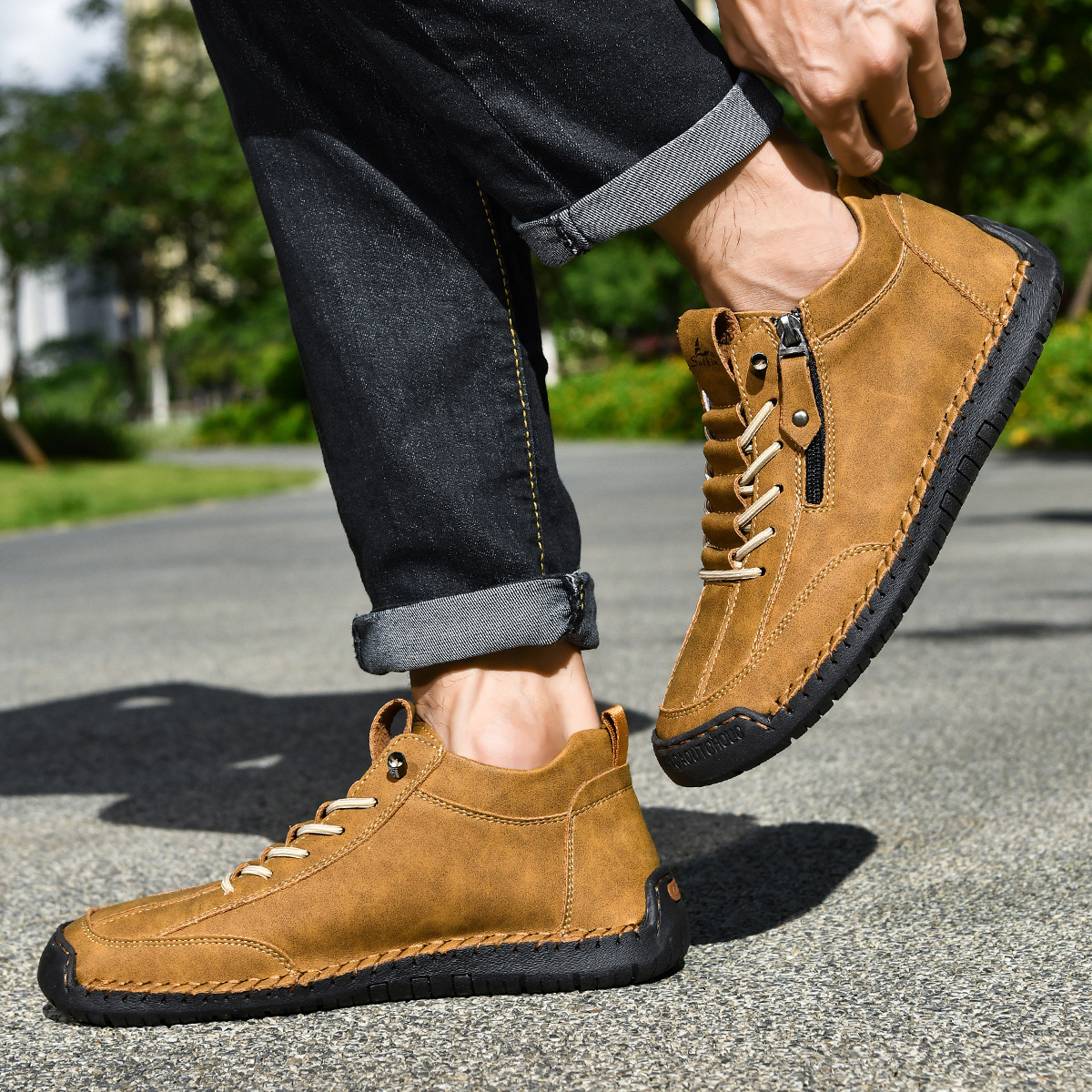 Chaussures homme nubuck marron zippées sur le côté, lacets et semelle crantée