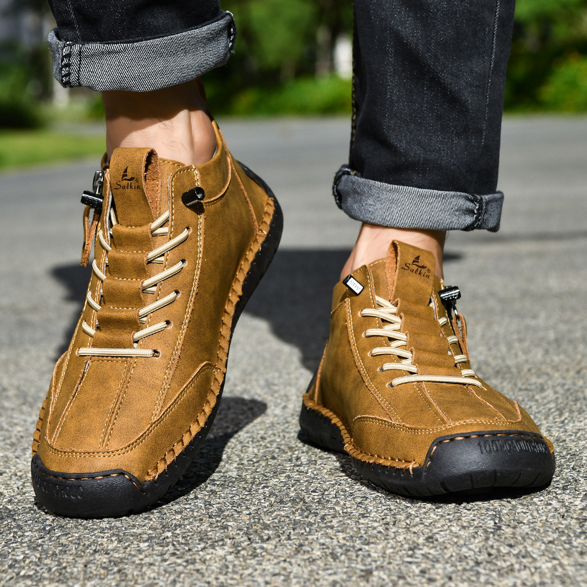 Paire de chaussures homme en nubuck marron, lacets et zip latéral visible