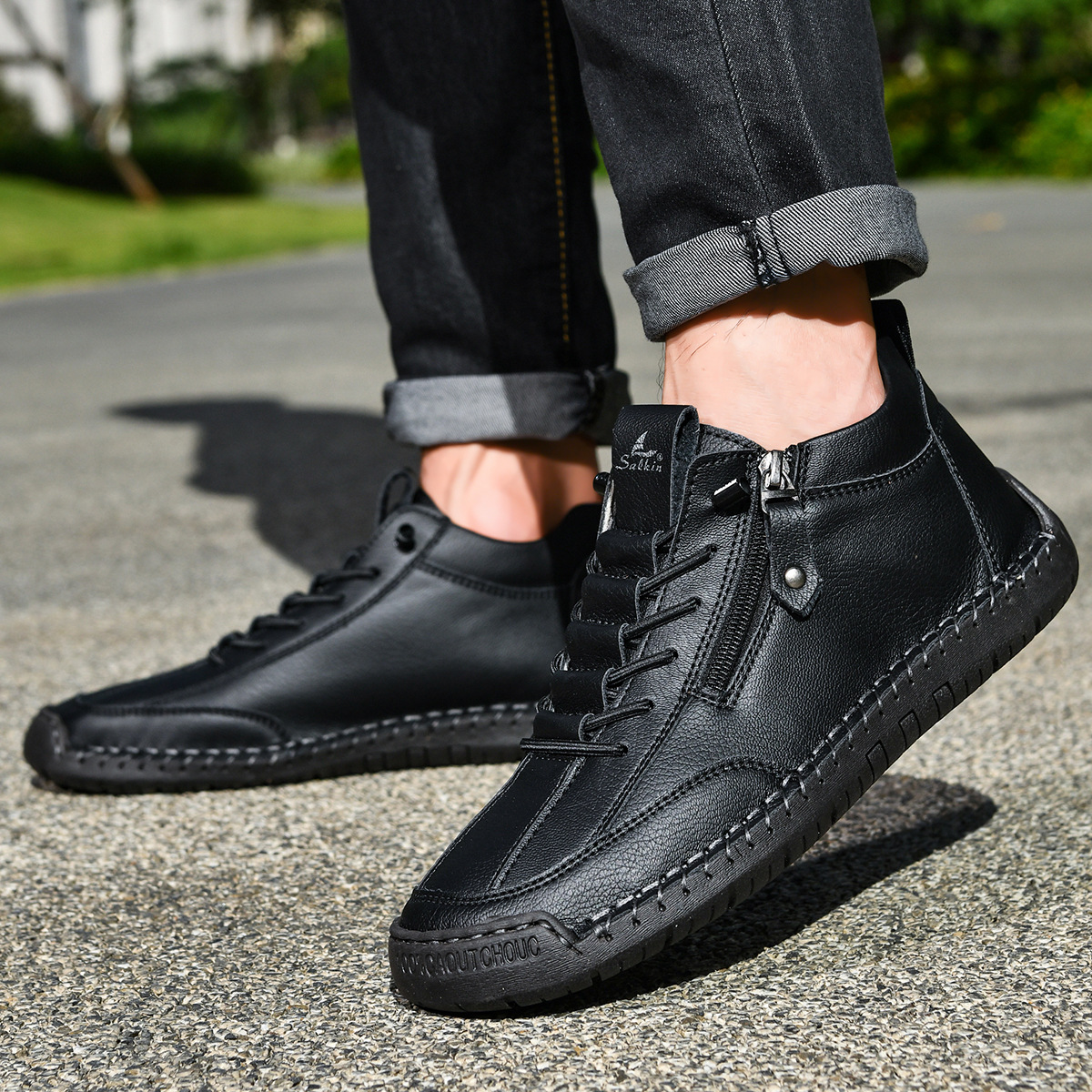 Chaussures homme en nubuck noir zippées, lacets et zip latéral visible