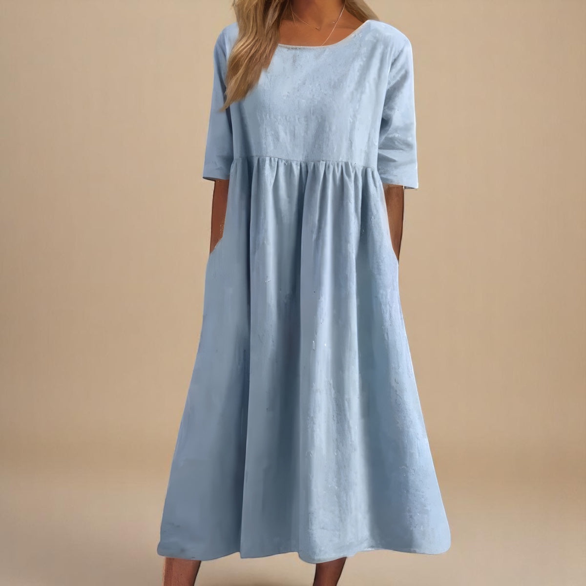 Robe mi-longue en coton bleu clair, manches courtes, encolure ronde, taille froncée
