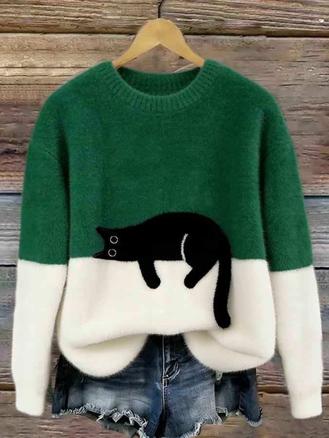 Sweat femme peluche vert avec bordures blanches et motif chat noir sur le devant.
