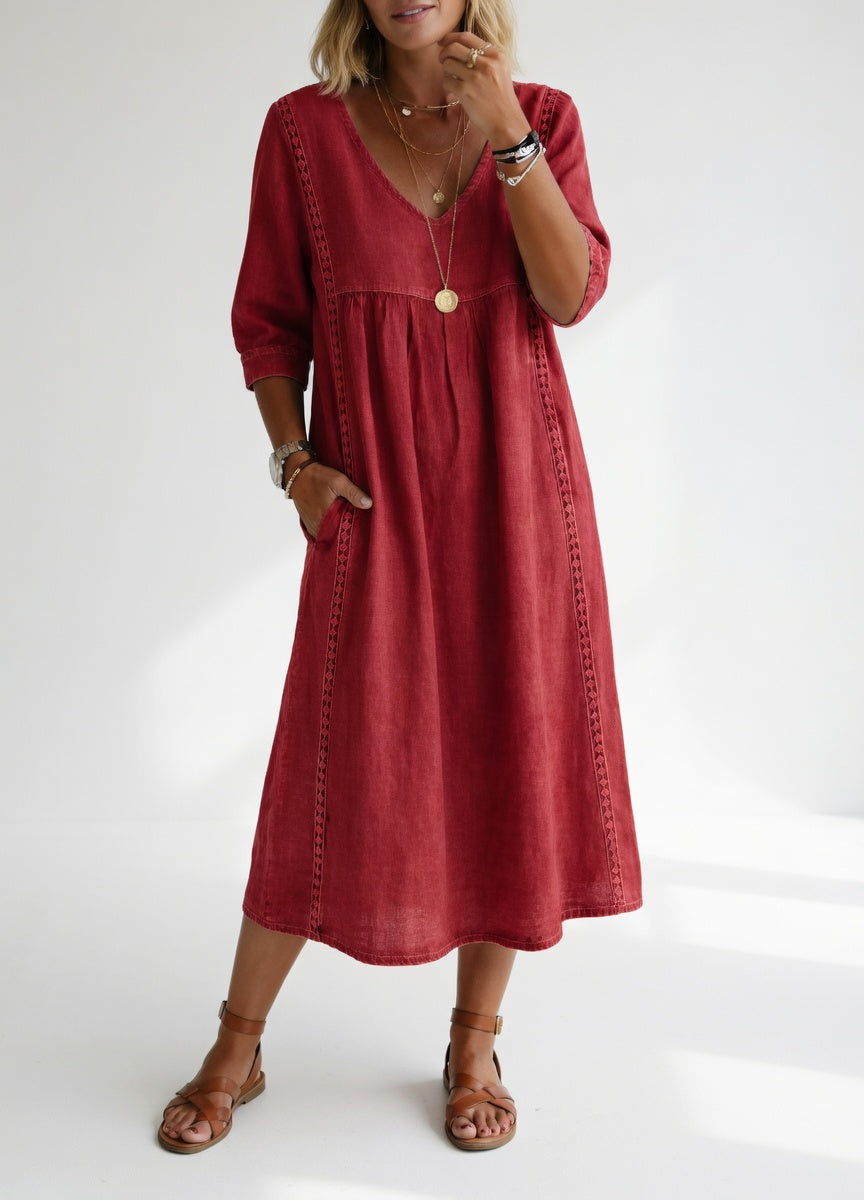 Robe midi rouge, décolleté V, manches trois-quarts, surpiqûres décoratives