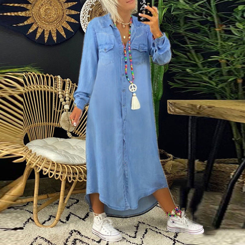 Robe longue en jean bleu, patte de boutonnage et poches sur la poitrine