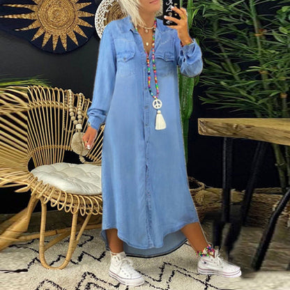 Robe longue en jean bleu, patte de boutonnage et poches sur la poitrine