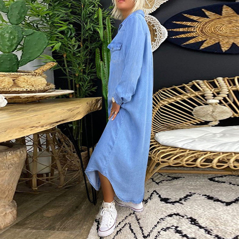 Robe longue en jean bleu, manches longues boutonnées et poches poitrine