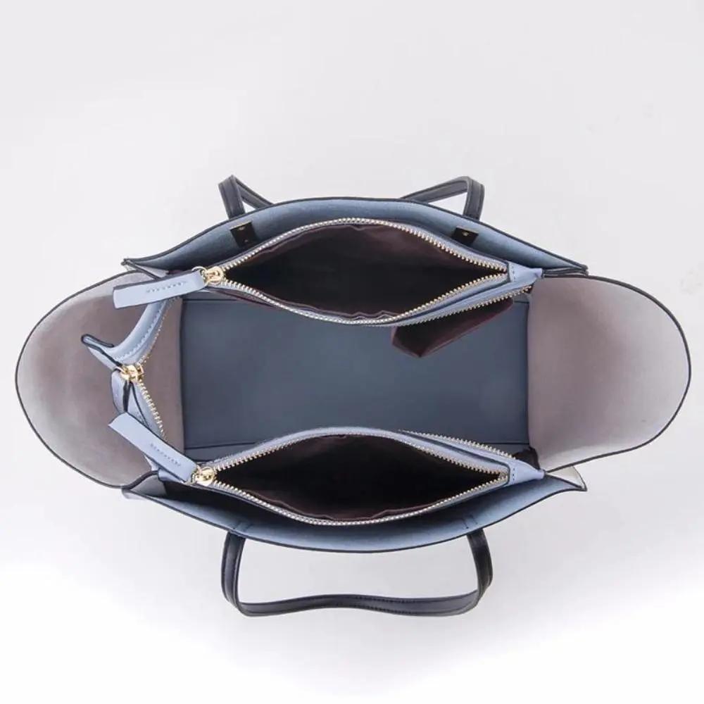 Intérieur du grand sac cabas bleu avec doublure noire et deux poches zippées
