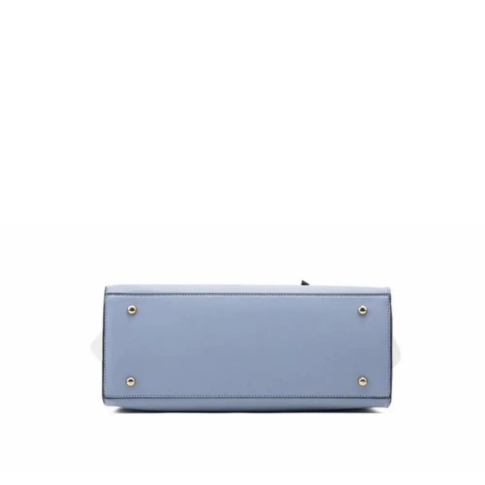 Petit sac rectangulaire bleu ciel à rivets dorés