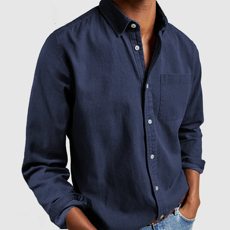 Chemise en coton homme bleu marine, vue de face, manches longues, poche poitrine boutonnée.