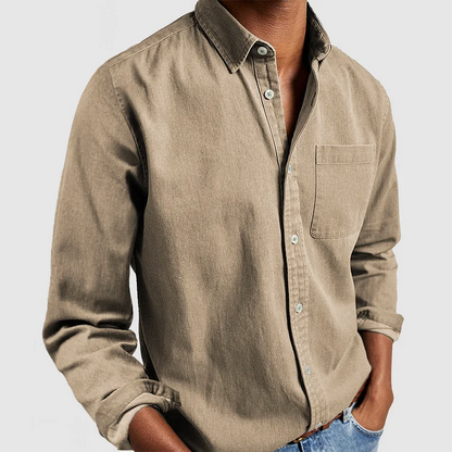 Chemise en coton homme kaki, manches longues, col boutonné, patte et poche poitrine.