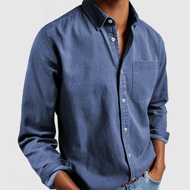 Chemise en coton homme bleu, manches longues, col et boutons, poche poitrine sur la poitrine.