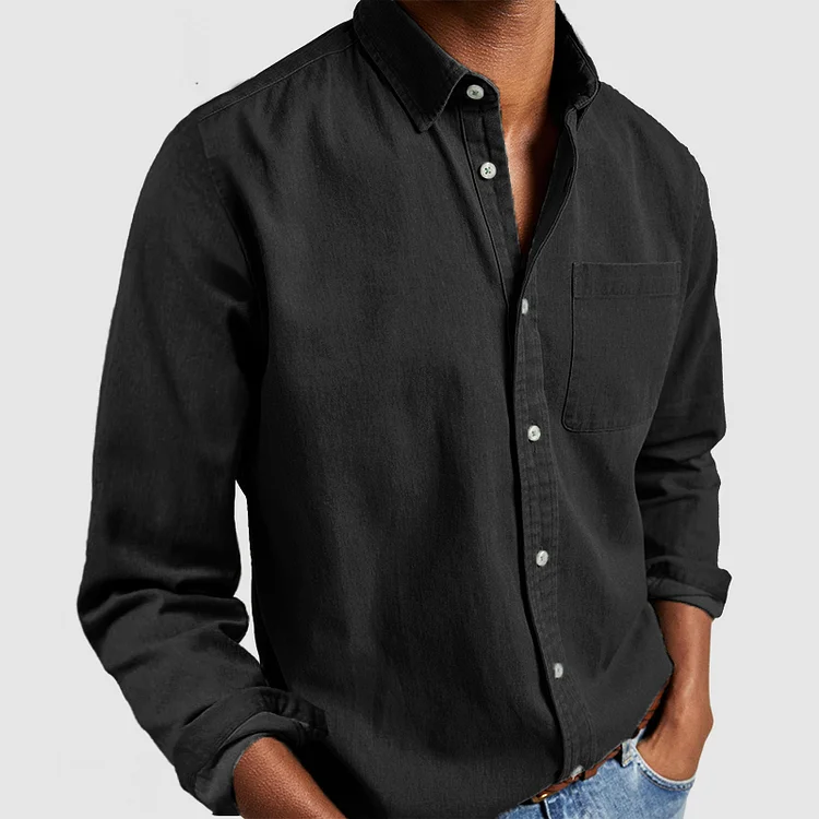 Chemise en coton homme noire, manches longues, col et patte boutonnée, poche poitrine.