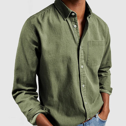 Chemise en coton homme vert, manches longues, col boutonné et poche poitrine.