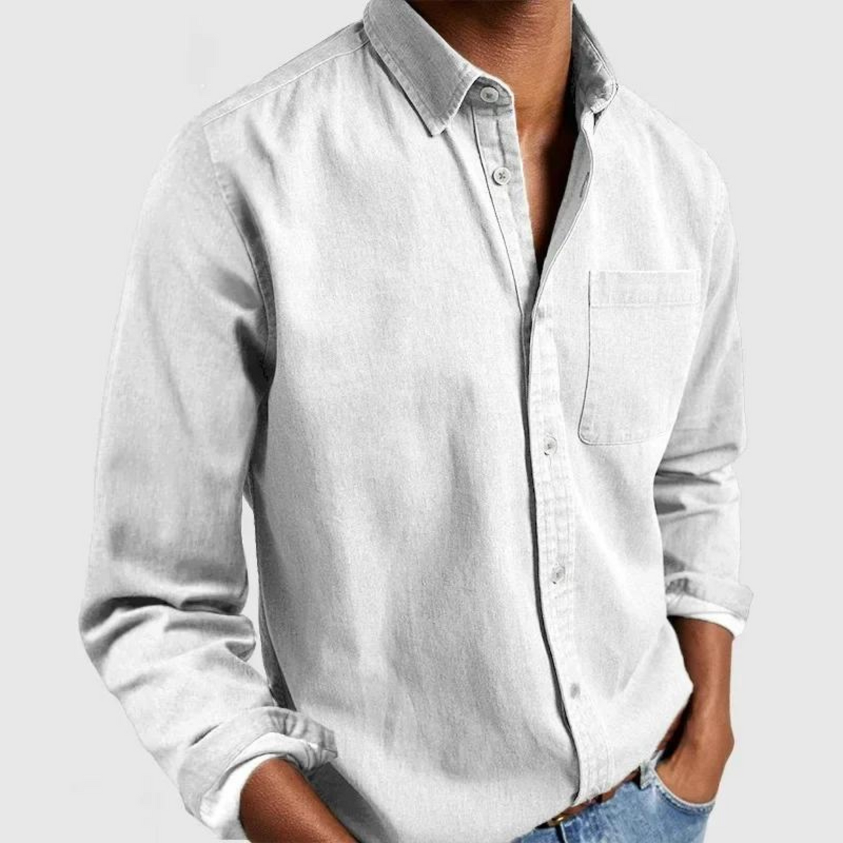 Chemise en coton homme blanche, manches longues, col boutonné, patte et poche poitrine.