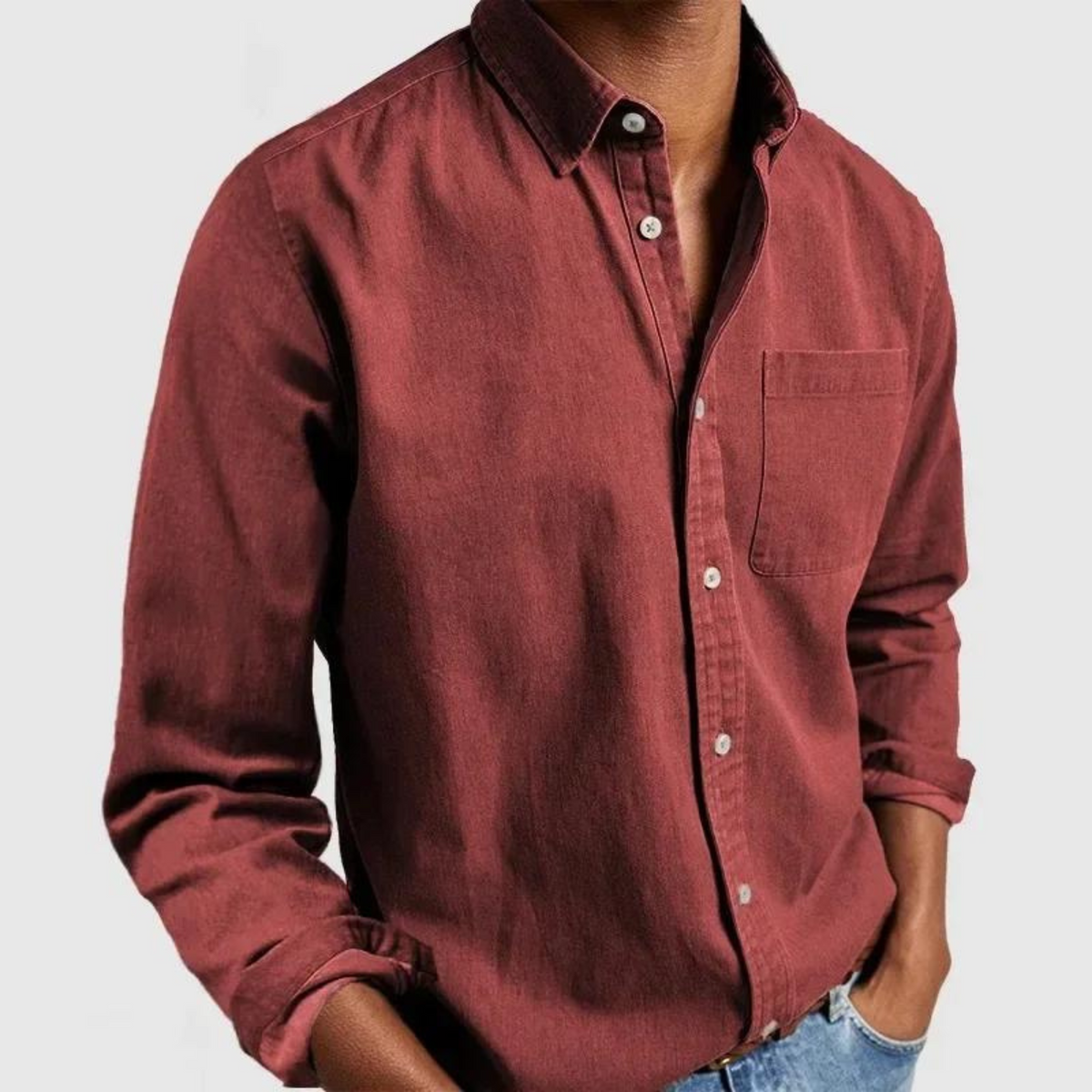 Chemise en coton homme rouge bordeaux, manches longues, col boutonné et poche poitrine.
