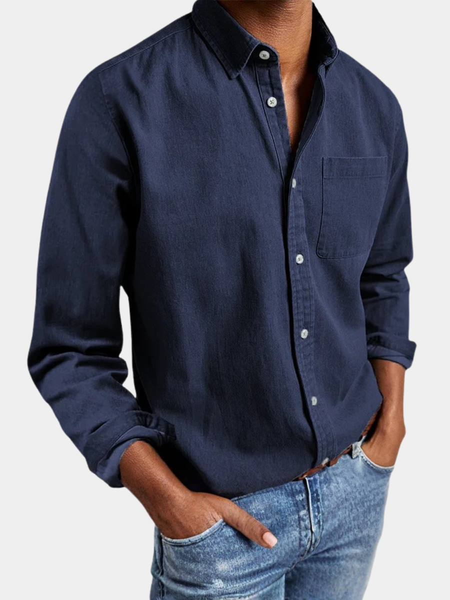 Chemise en coton homme bleu marine, manches longues, col et patte boutonnée, poche poitrine.