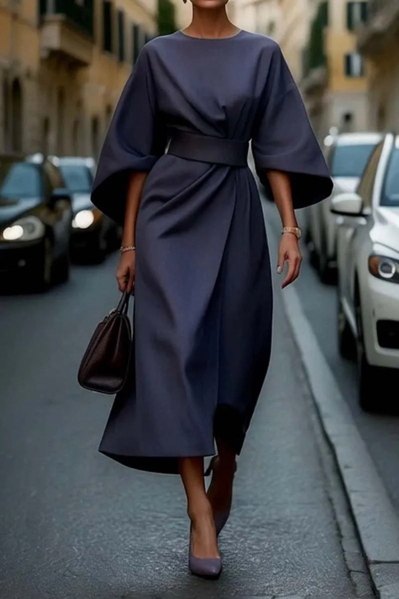Robe ceinturée bleu marine, manches évasées, coupe midi, décolleté rond