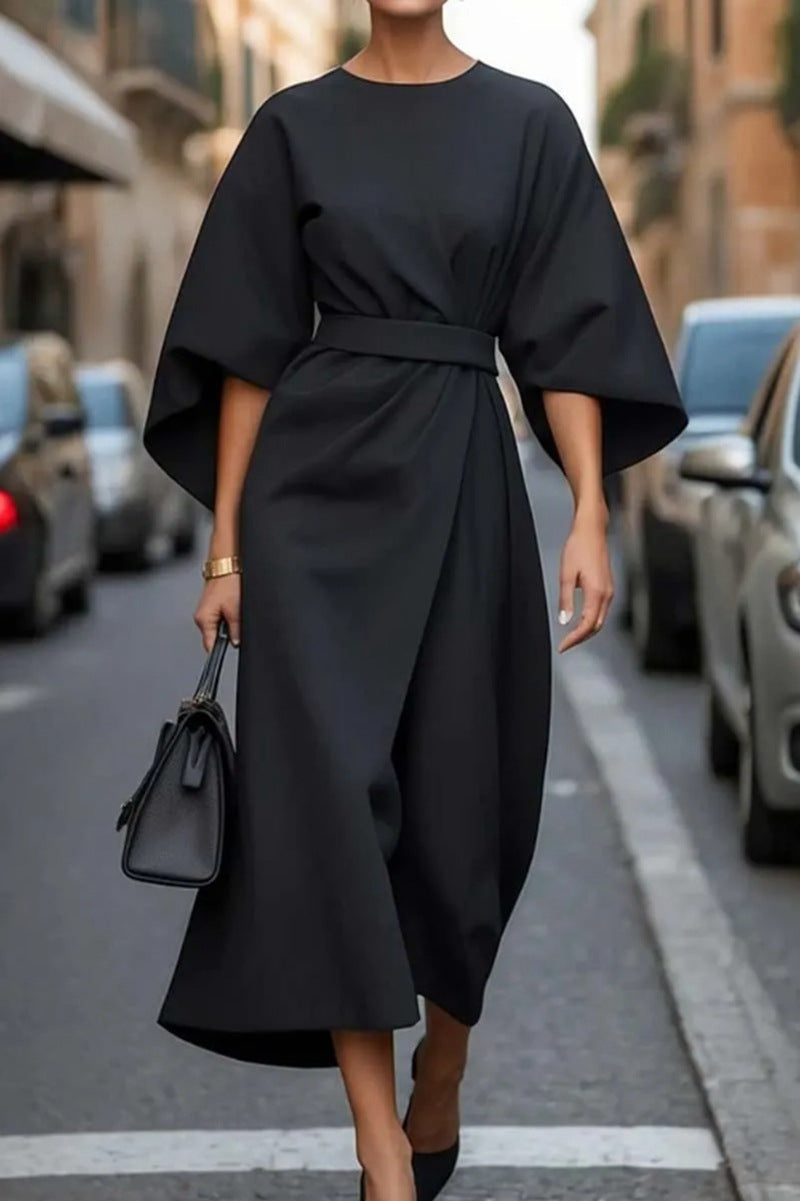 Robe ceinturée noire, manches évasées, coupe midi, décolleté rond