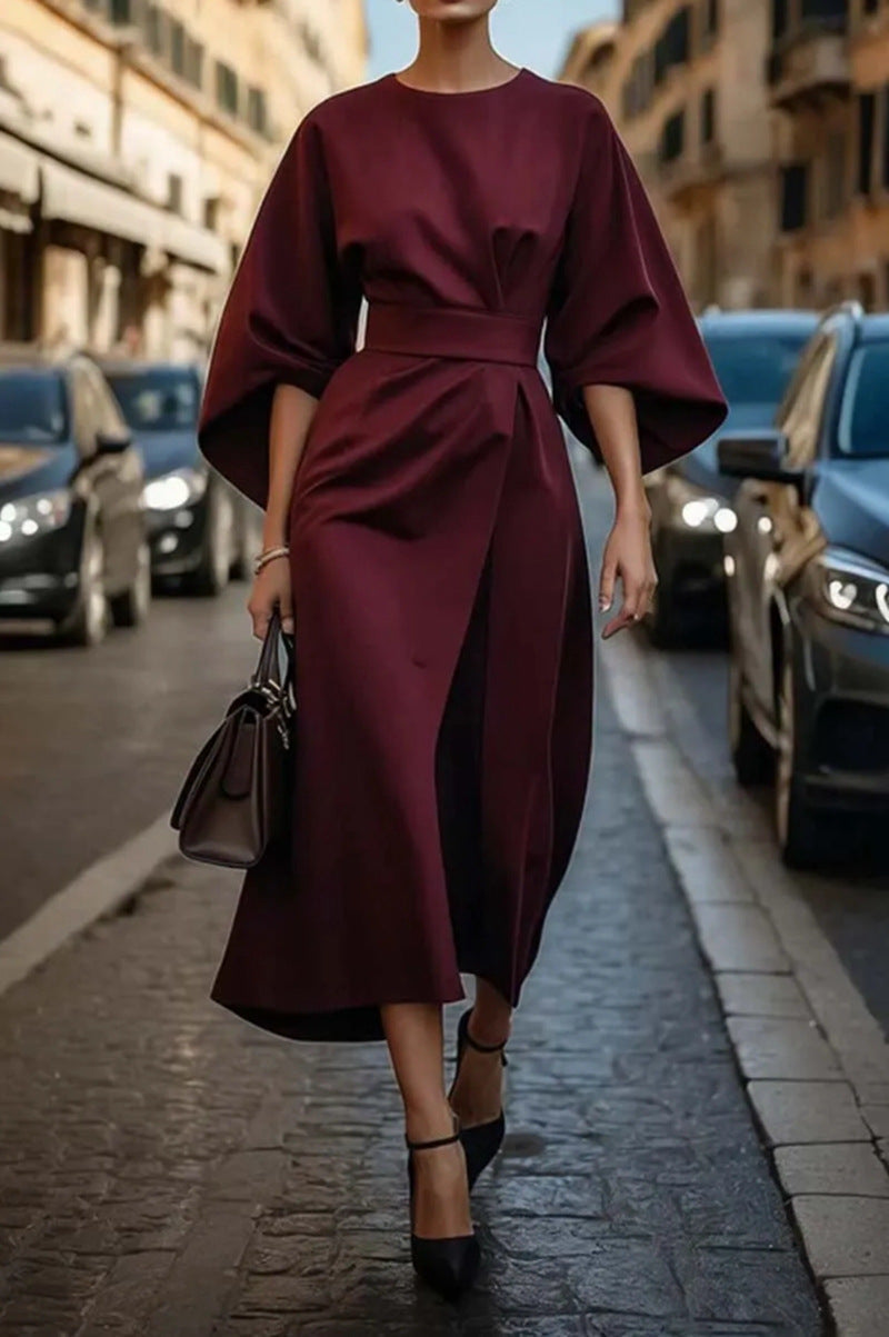 Robe ceinturée bordeaux, manches évasées, coupe midi, décolleté rond
