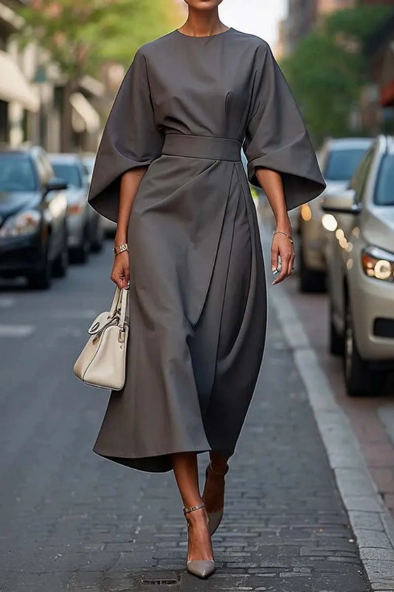 Robe ceinturée grise, manches évasées, coupe midi, décolleté rond