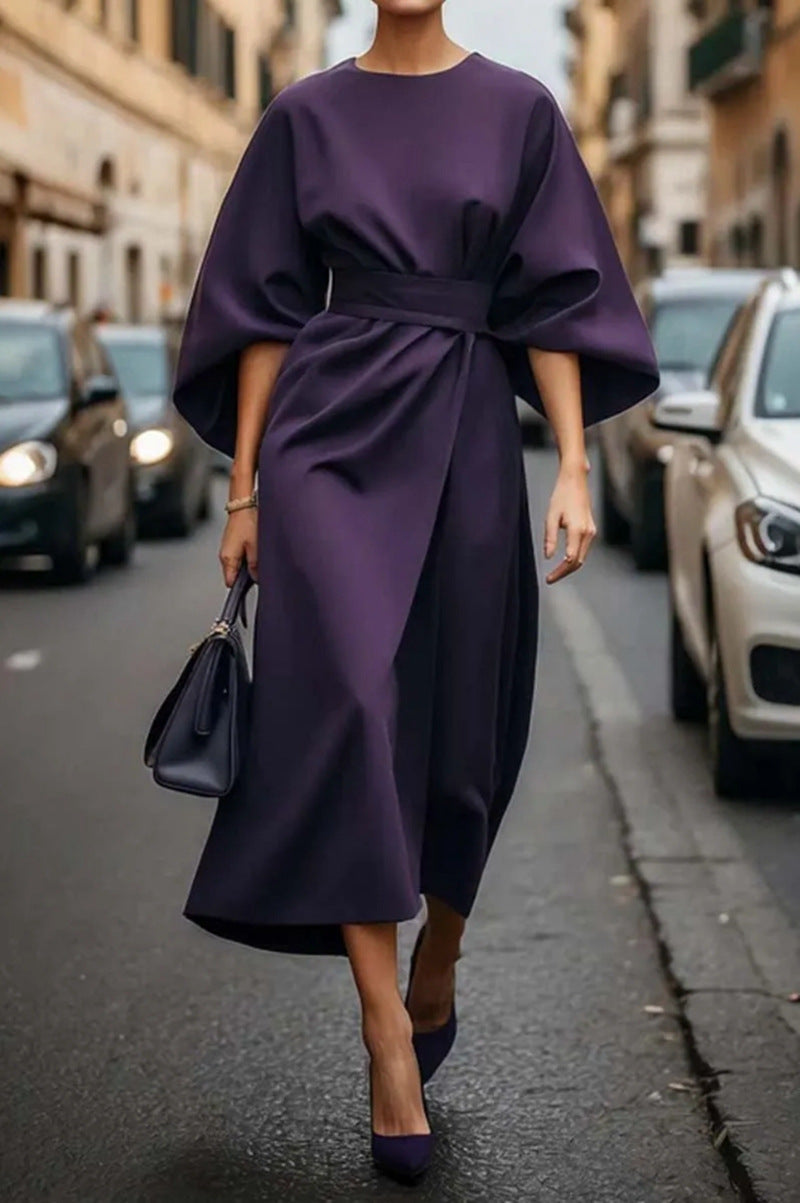 Robe ceinturée violette, manches évasées, coupe midi, décolleté rond