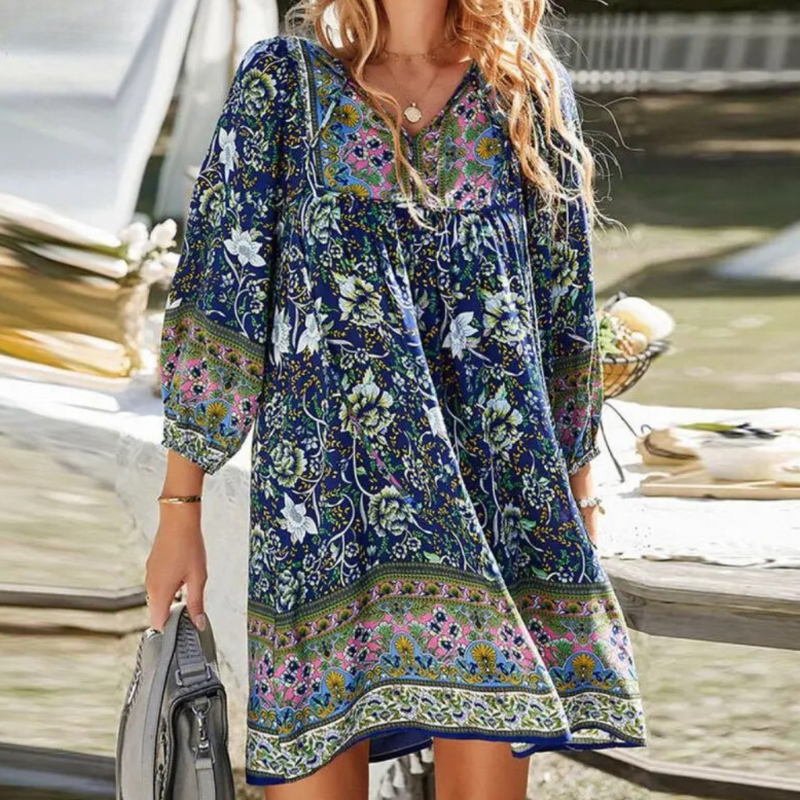 Robe ample imprimée bleu marine, manches 3/4, encolure boutonnée et ourlet volanté