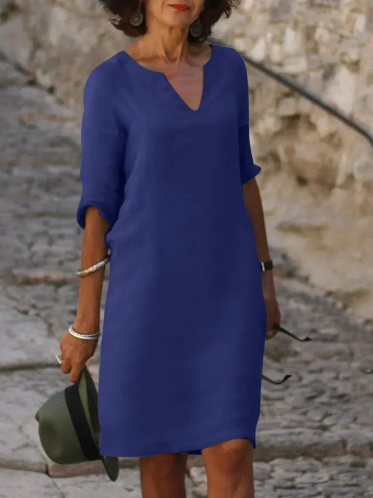 Robe mi-longue bleu, col V, manches trois-quarts, coupe droite
