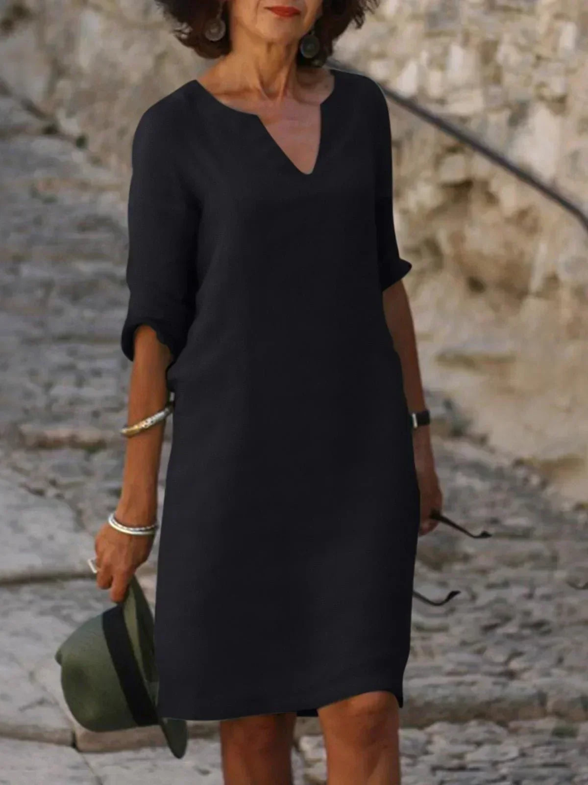 Robe mi-longue noire, col V, manches trois-quarts, coupe droite