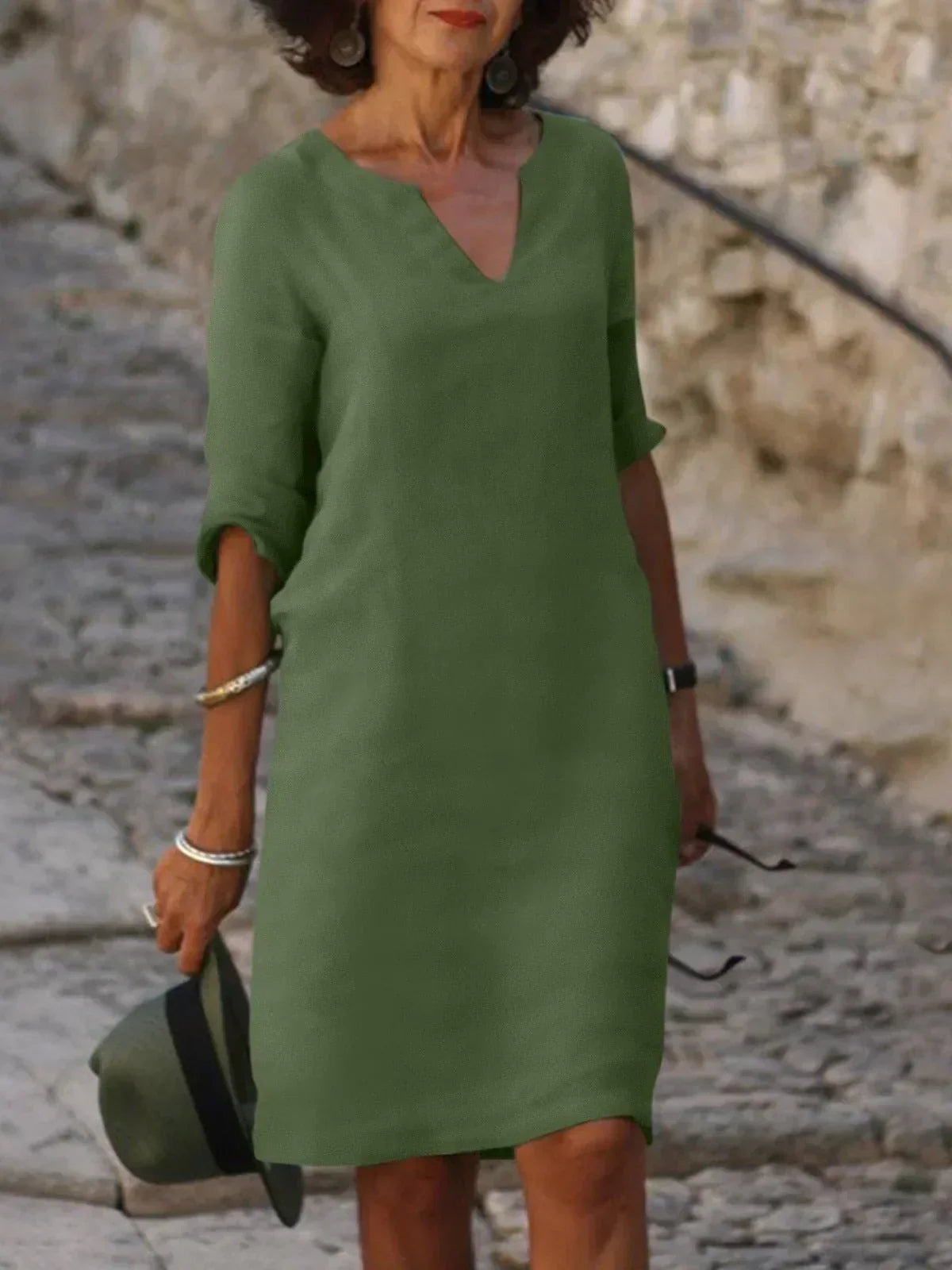 Robe mi-longue verte, col V, manches trois-quarts, coupe droite