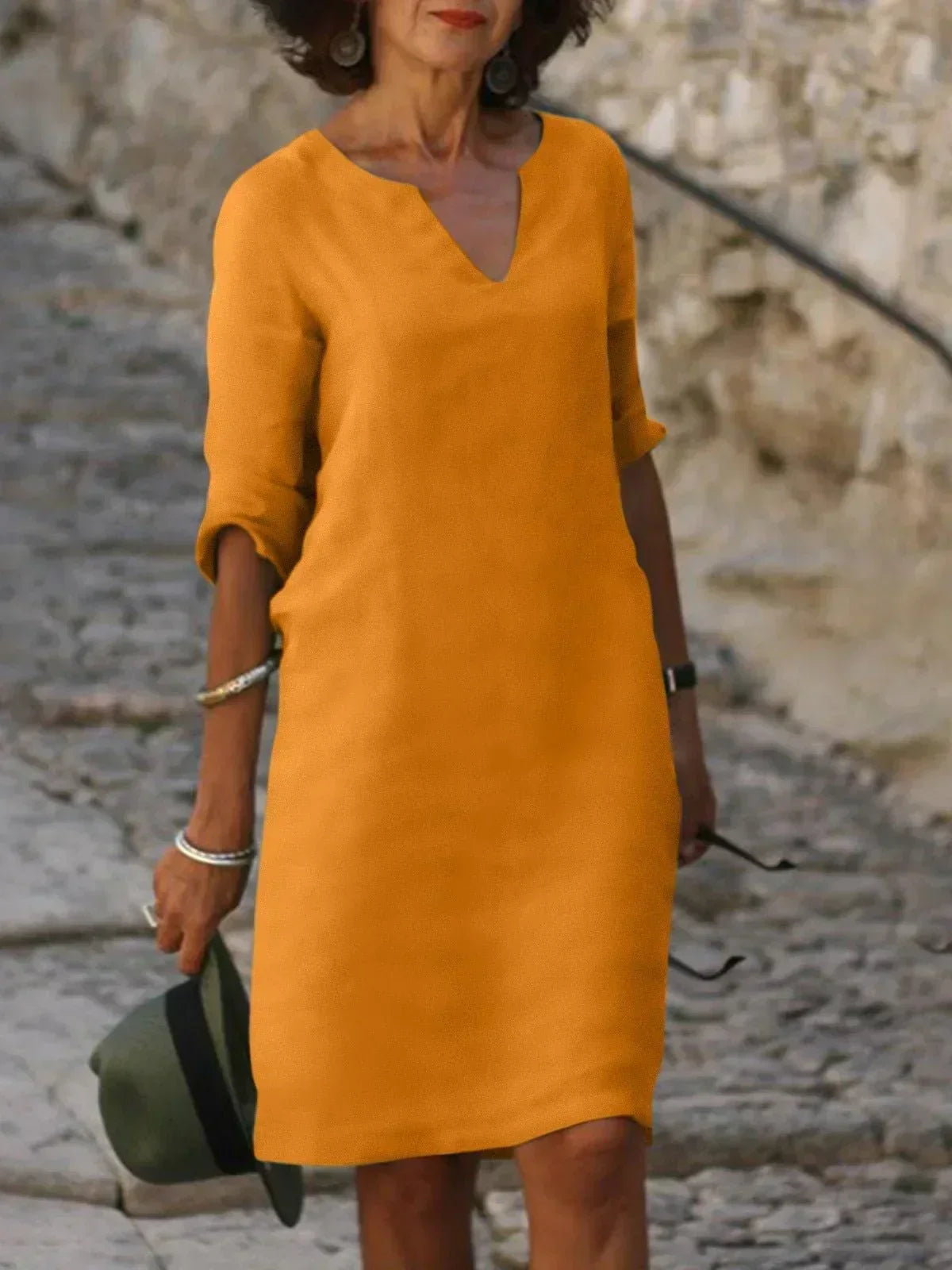 Robe mi-longue orange, col V, manches trois-quarts, coupe droite