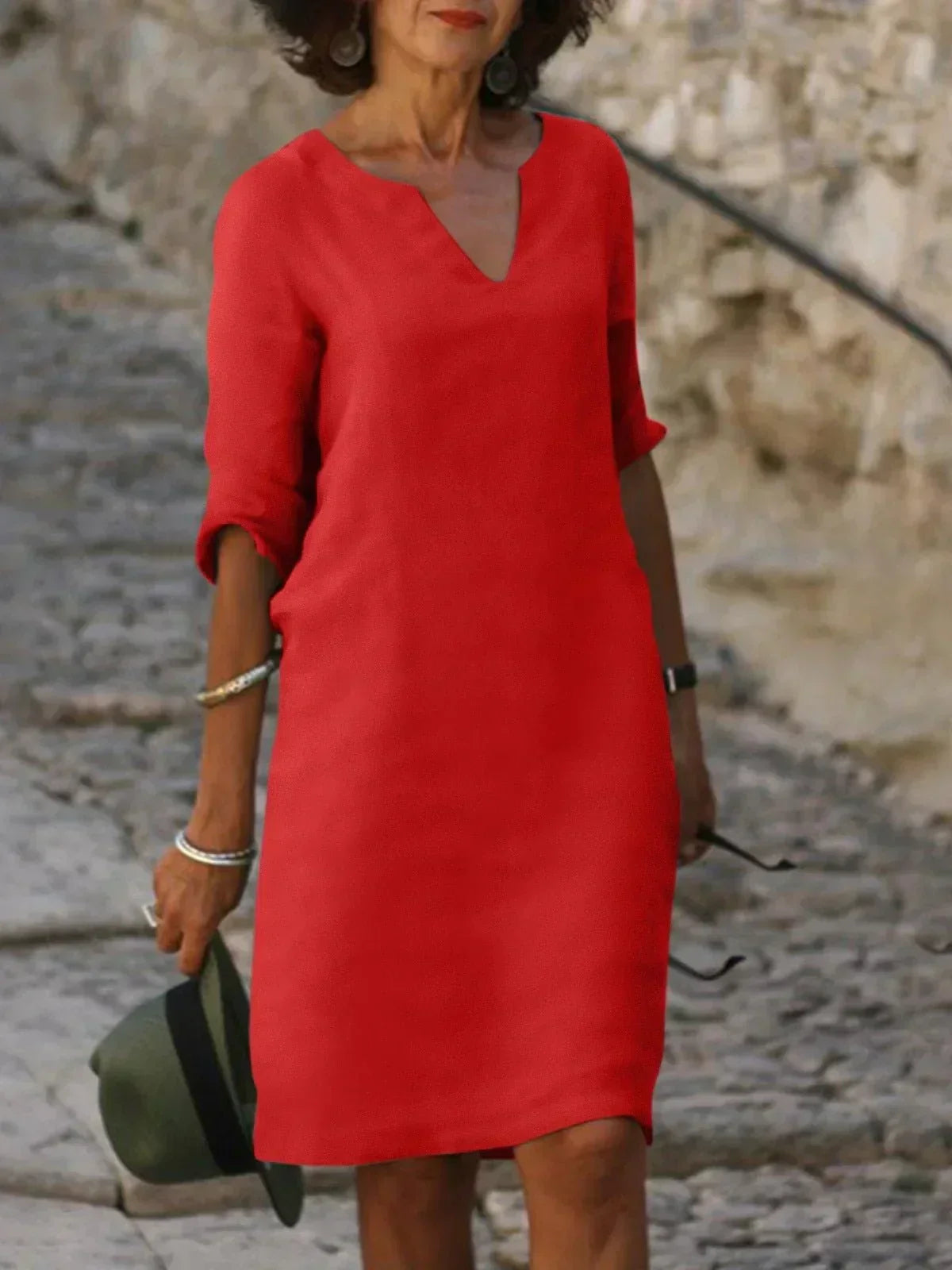 Robe mi-longue rouge, col V, manches trois-quarts, coupe droite