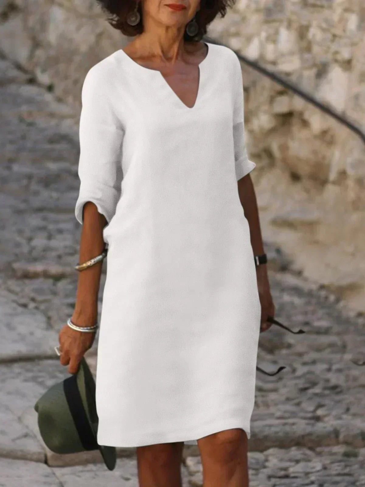 Robe mi-longue blanche, col V, manches trois-quarts, coupe droite