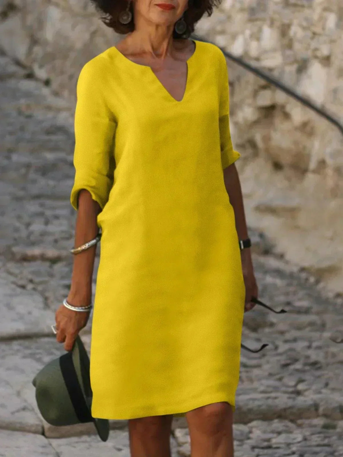 Robe mi-longue jaune, col V, manches trois-quarts, coupe droite