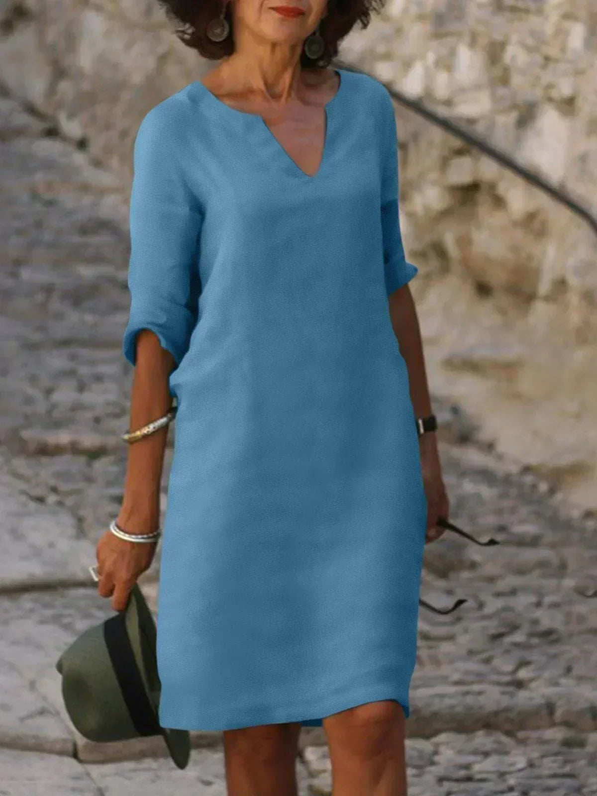 Robe mi-longue bleue, col V, manches trois-quarts, coupe droite