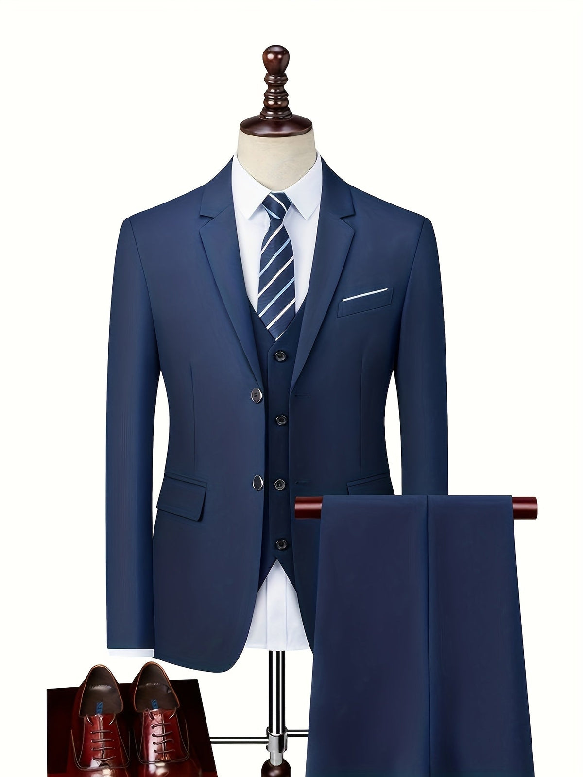 Costume moderne pour homme bleu marine, complet : veste, gilet et pantalon avec cravate