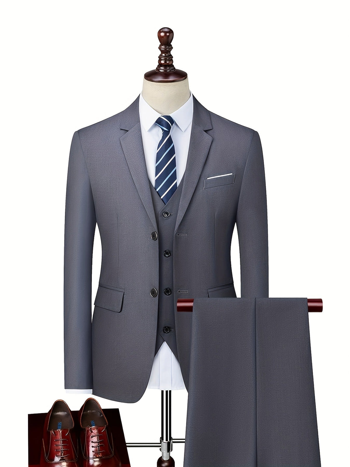 Costume moderne pour homme gris : veste, gilet et pantalon assortis, avec cravate
