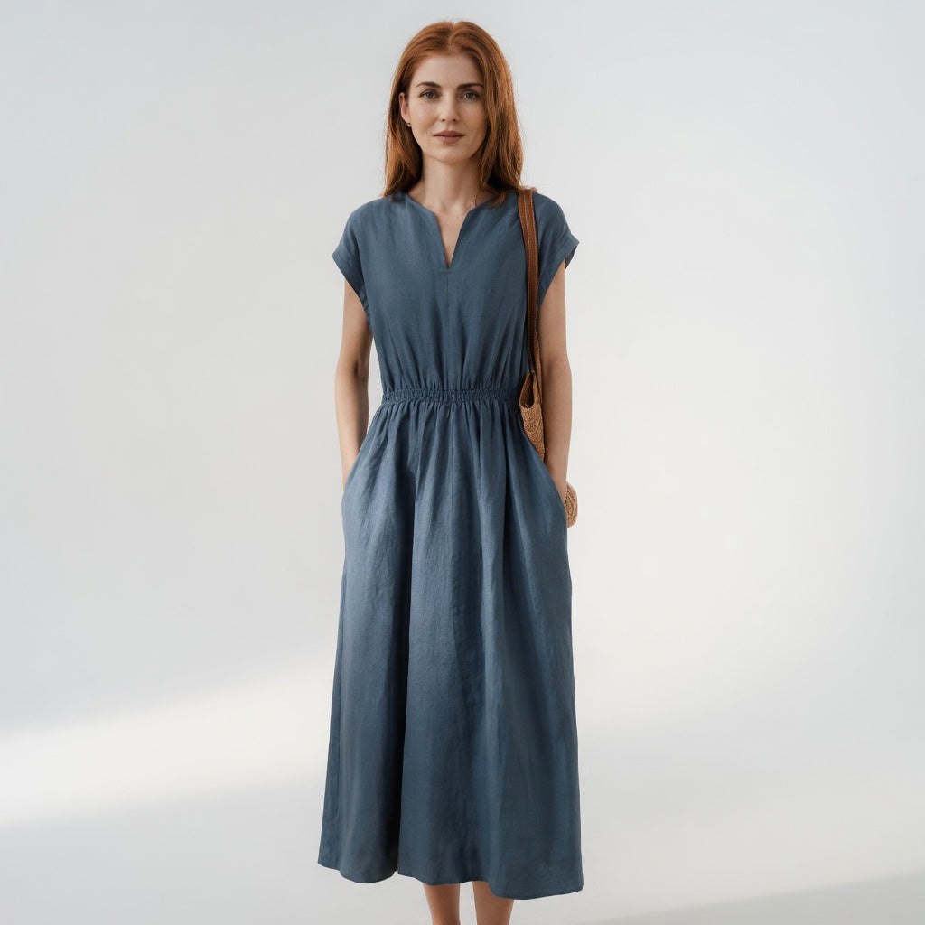 Robe midi en lin mélangé bleu, encolure V, manches courtes, taille froncée et évasée.