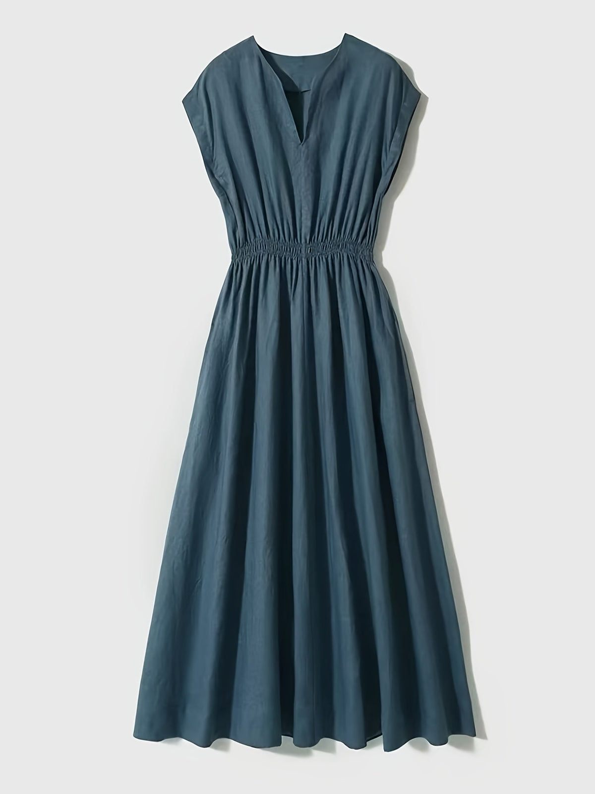 Robe midi bleue en lin mélangé, encolure V, manches courtes, coupe évasée avec fronces.