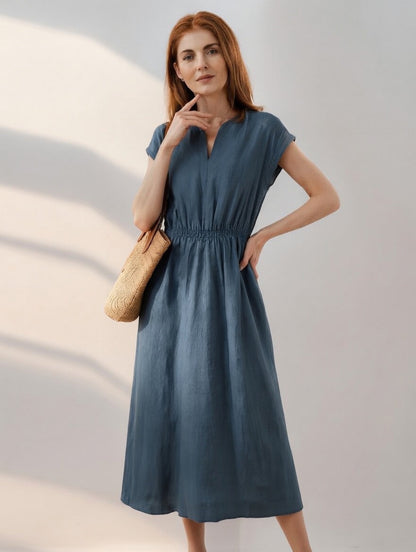 Robe midi bleue en lin mélangé, col V fendu, manches courtes, taille froncée, évasée.