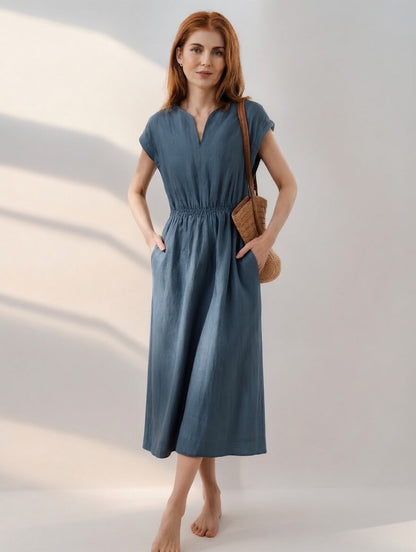 Robe midi bleue en lin mélangé, encolure V, manches courtes, taille élastiquée, jupe ample.