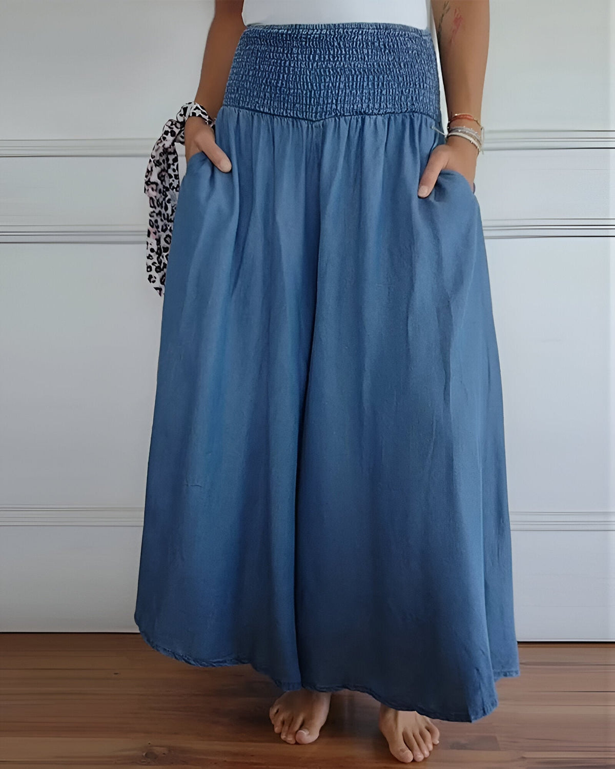 Pantalon fluide bleu à taille froncée élastique, jambes amples et tombé léger.