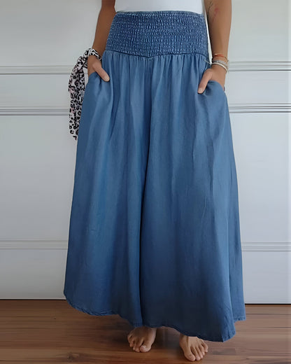 Pantalon fluide bleu à taille froncée élastique, jambes amples et tombé léger.