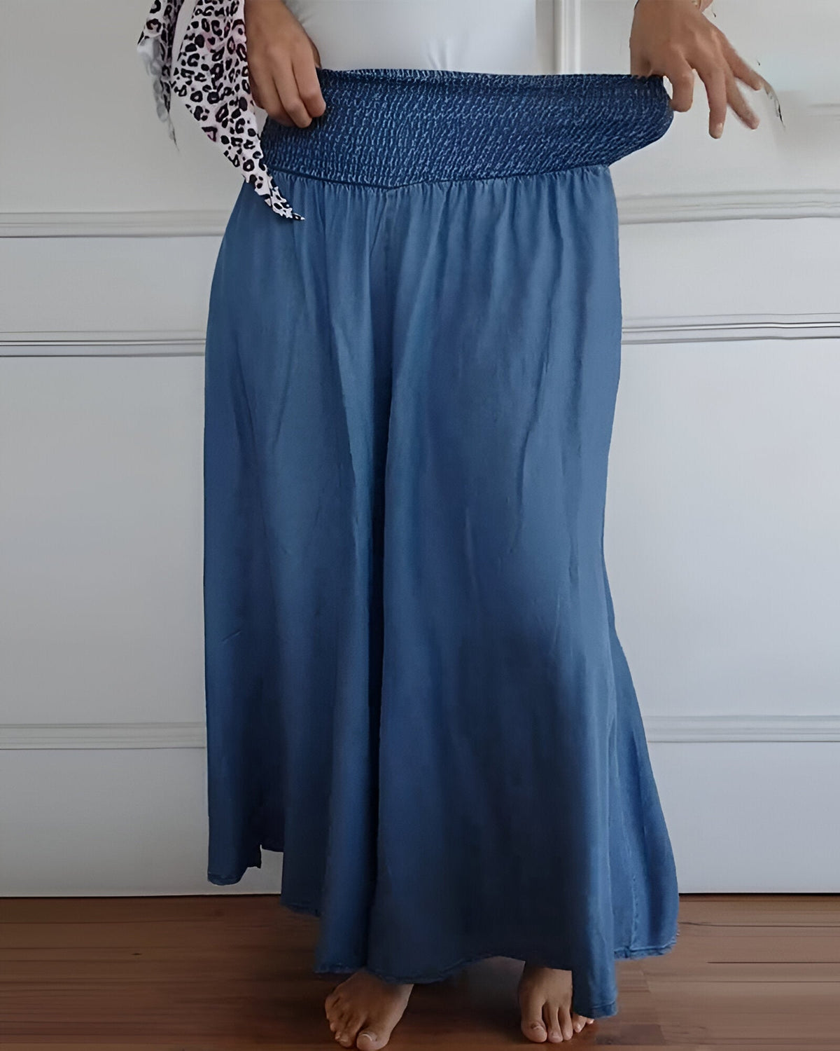 Pantalon fluide bleu à taille élastique froissée, jambes larges et longueur longue.