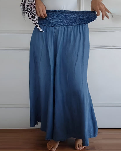 Pantalon fluide bleu à taille élastique froissée, jambes larges et longueur longue.