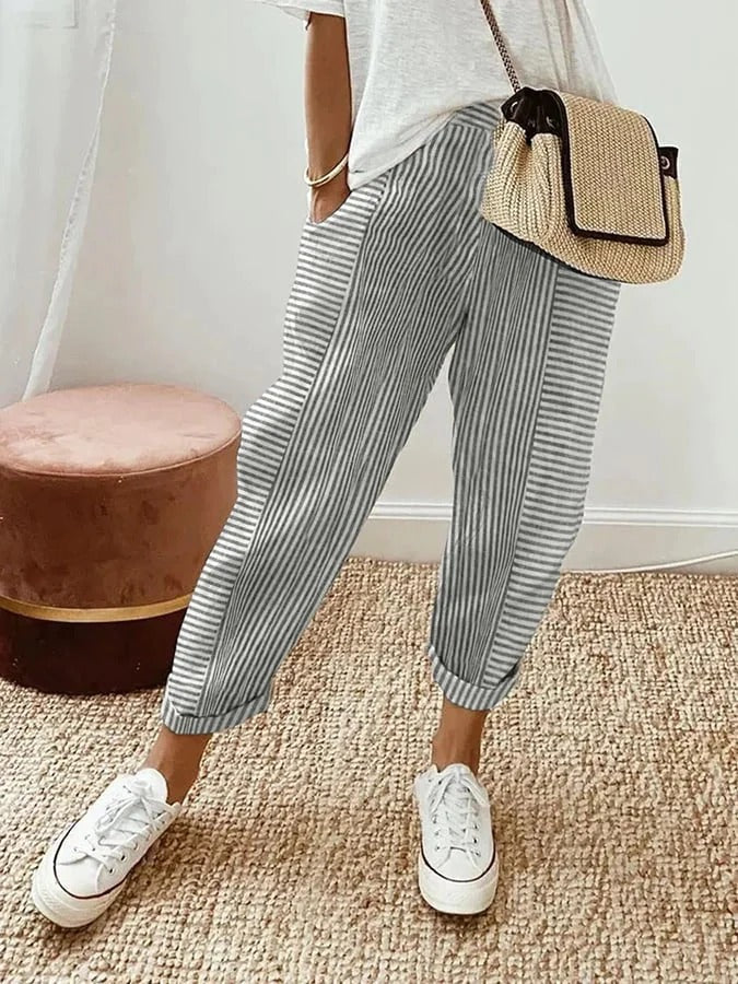 Pantalon rayé Jade à rayures verticales gris clair et blanc, coupe ample, longueur cheville.