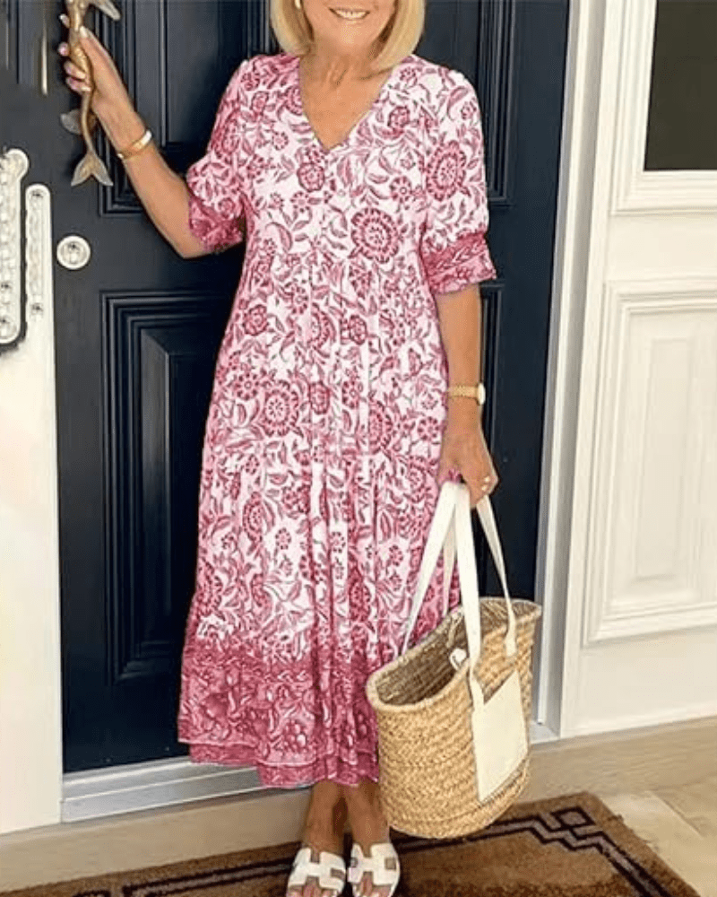 Robe d’été rose imprimée fleurs, col en V, manches courtes, coupe ample longueur midi.