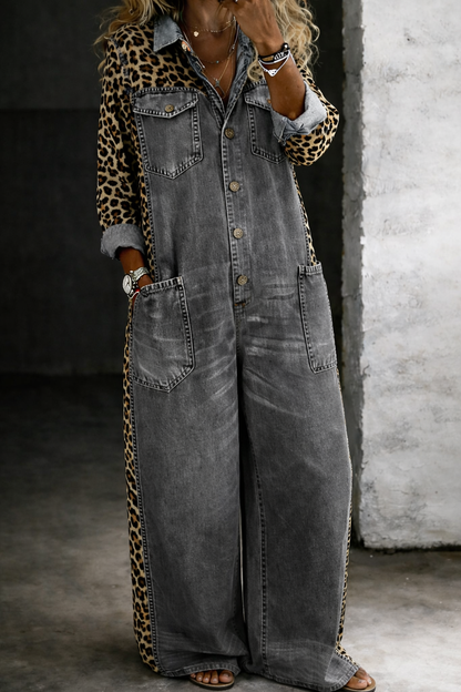 Combinaison en jean gris anthracite, patte boutonnée, poches plaquées poitrine et latérales.