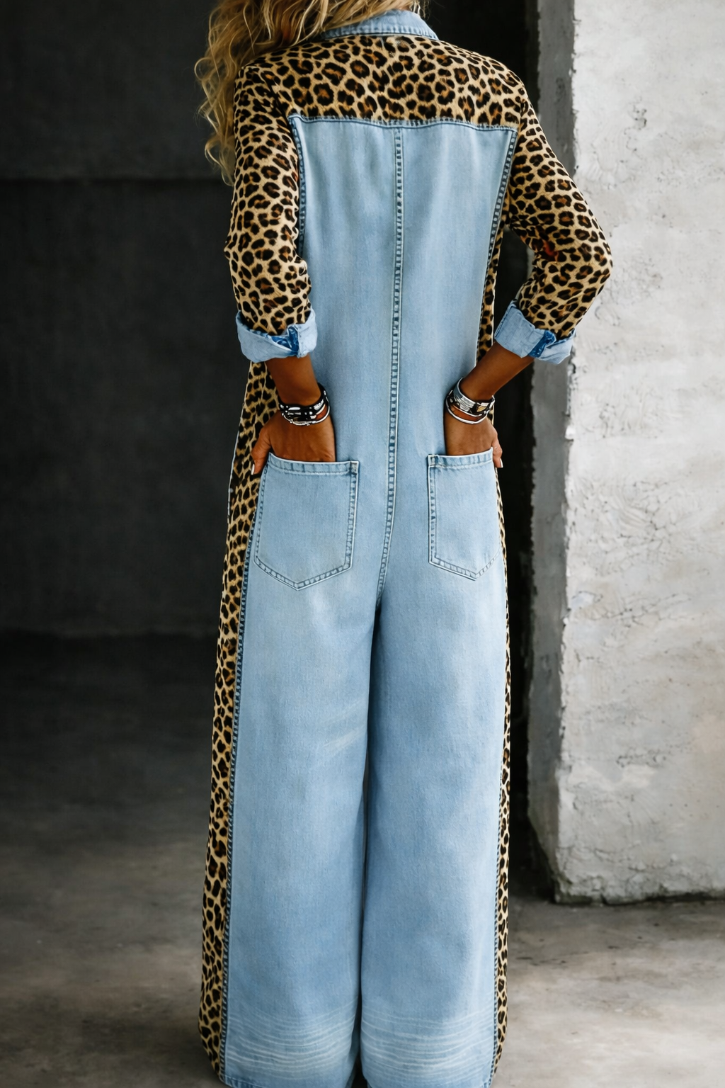 Combinaison en jean bleu clair, dos avec coutures et poches arrière boutonnées.